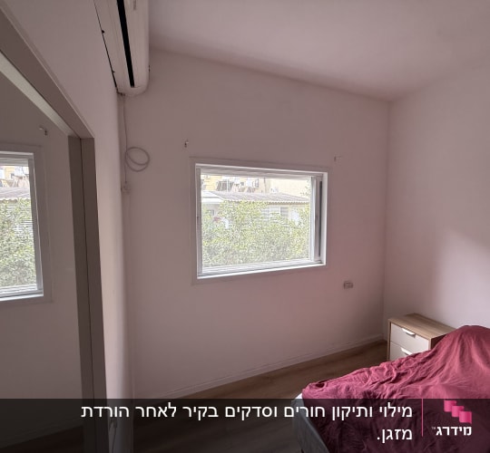 חדר שינה עם קירות צבועים בלבן ורצפת למינציה